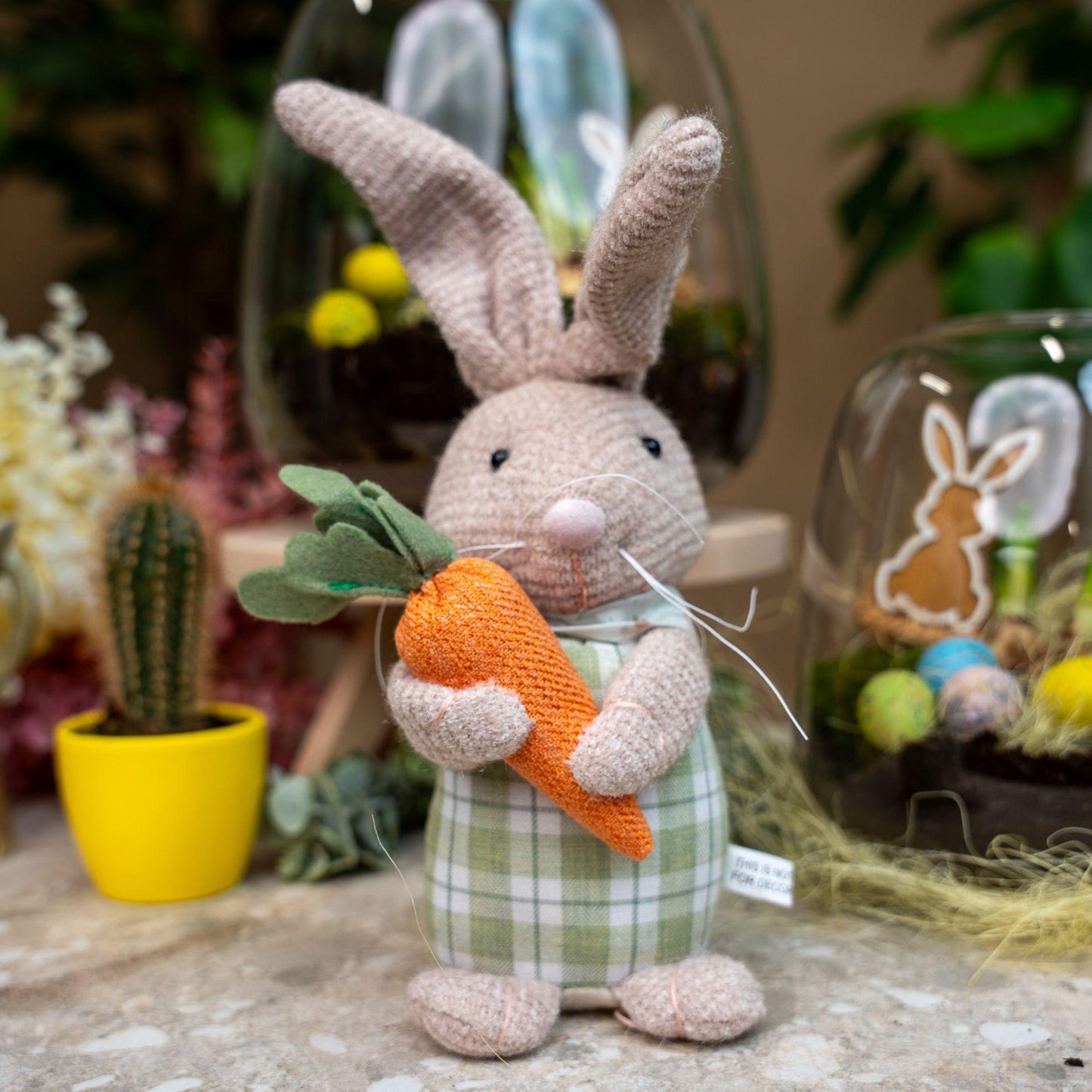 Deco: Easter: Verzwaarde pluche haas met wortel - ↑ 30 cm