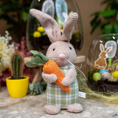 Deco: Easter: Verzwaarde pluche haas met wortel - ↑ 30 cm