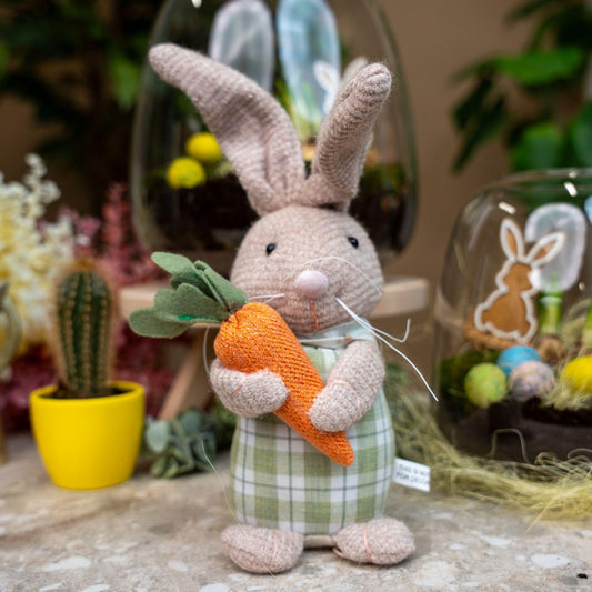 Deco: Easter: Verzwaarde pluche haas met wortel - ↑ 30 cm