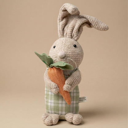 Deco: Easter: Verzwaarde pluche haas met wortel - ↑ 30 cm